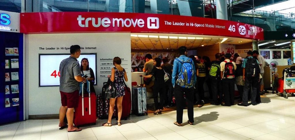 Long lines at Suvarnabhumi Airport SIM card kiosks in Bangkok