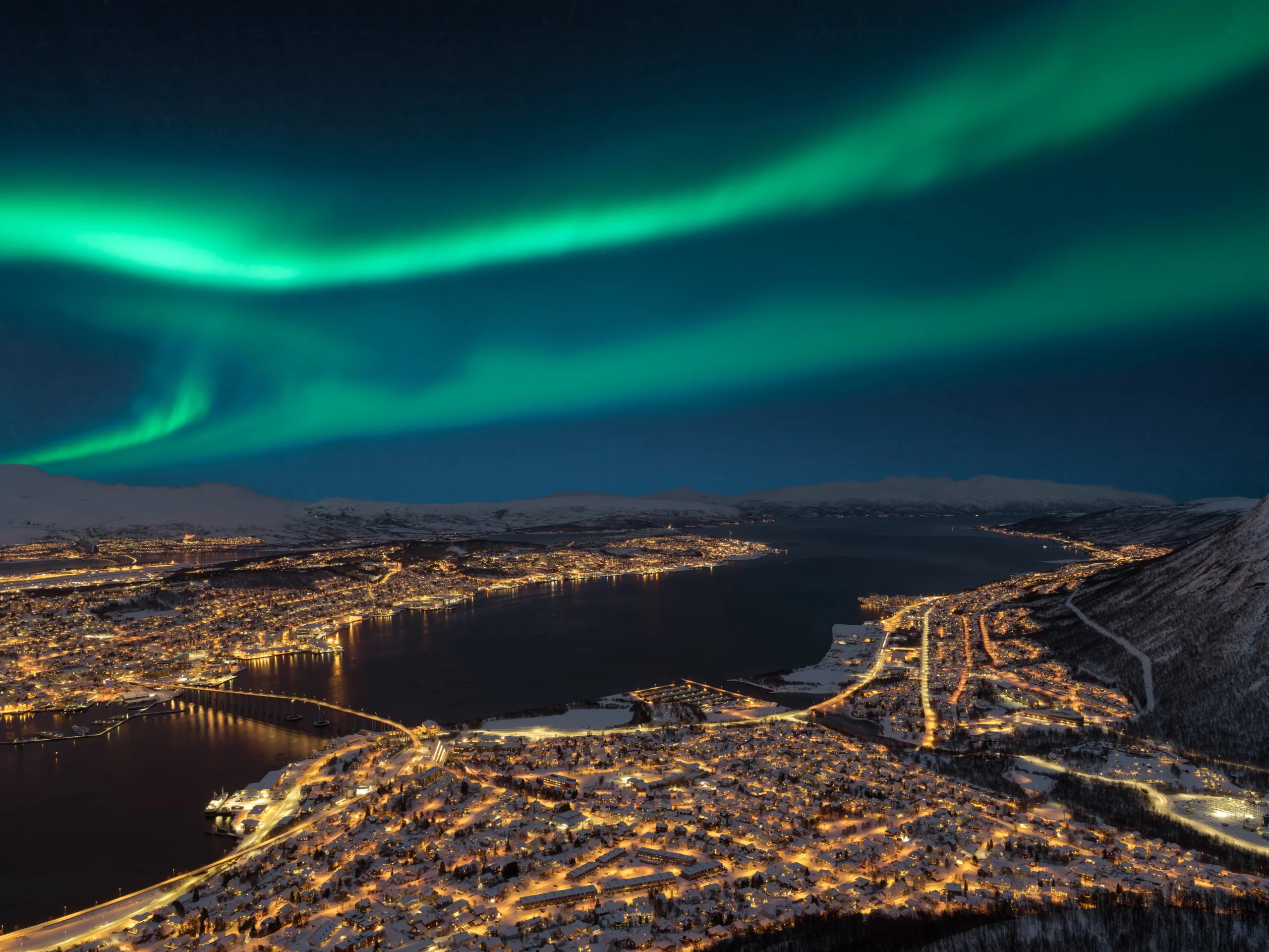 northern-lights_GettyImages-912287546.jpg-scaled.webp