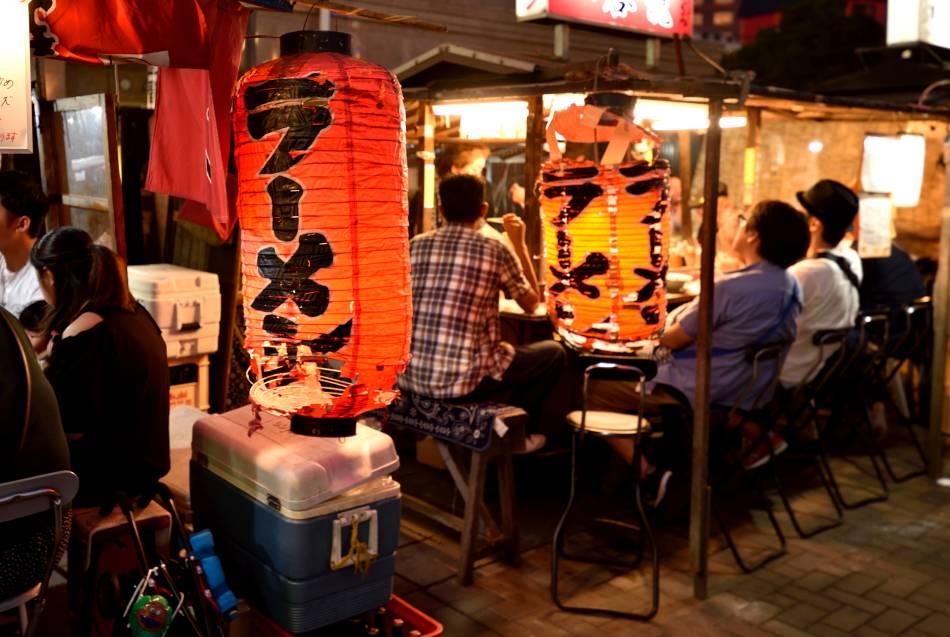 Late night ramen in Tokyo for solo traveler using mobile data